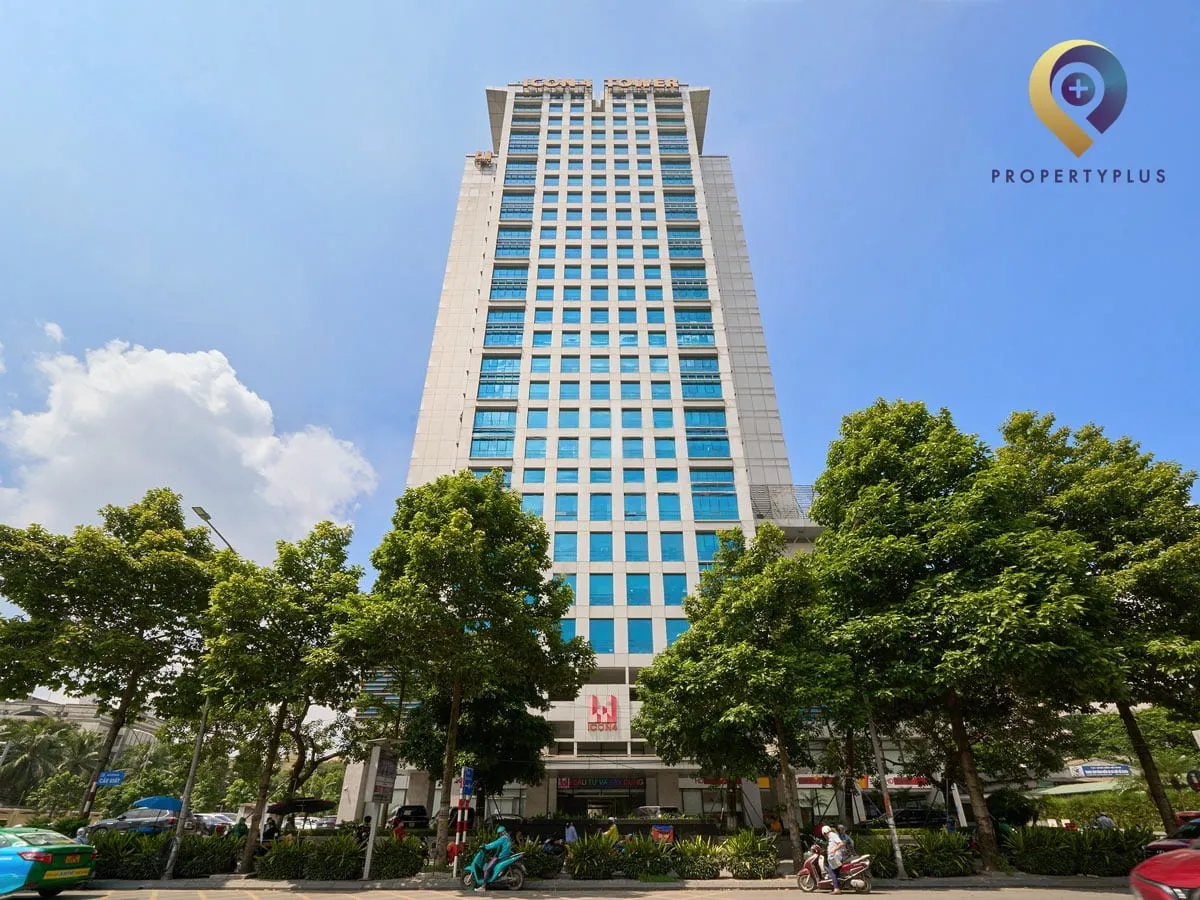 Tòa nhà ICON4 Tower nhìn trực diện từ phía trước trên đường Đê La Thành.